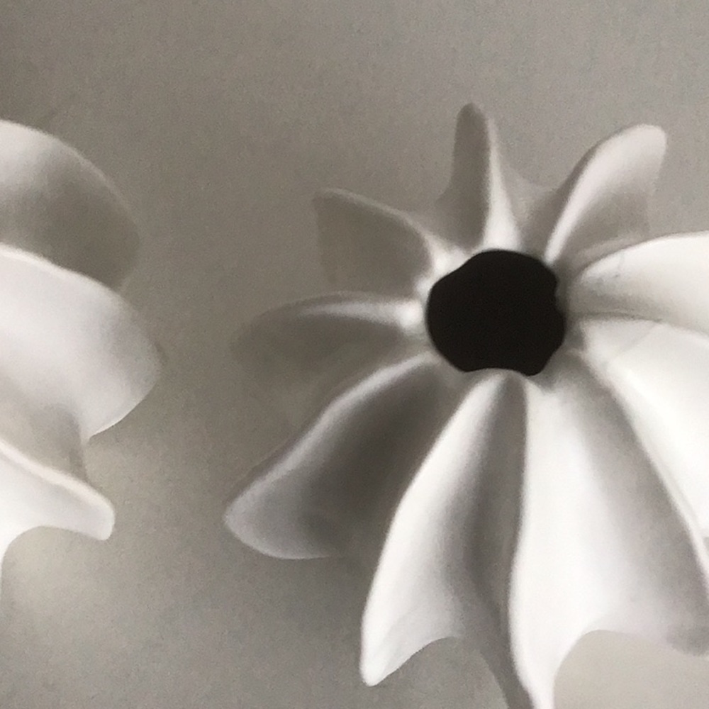 In great condition 2 White Sea Star vases . - Picture 4 of 7